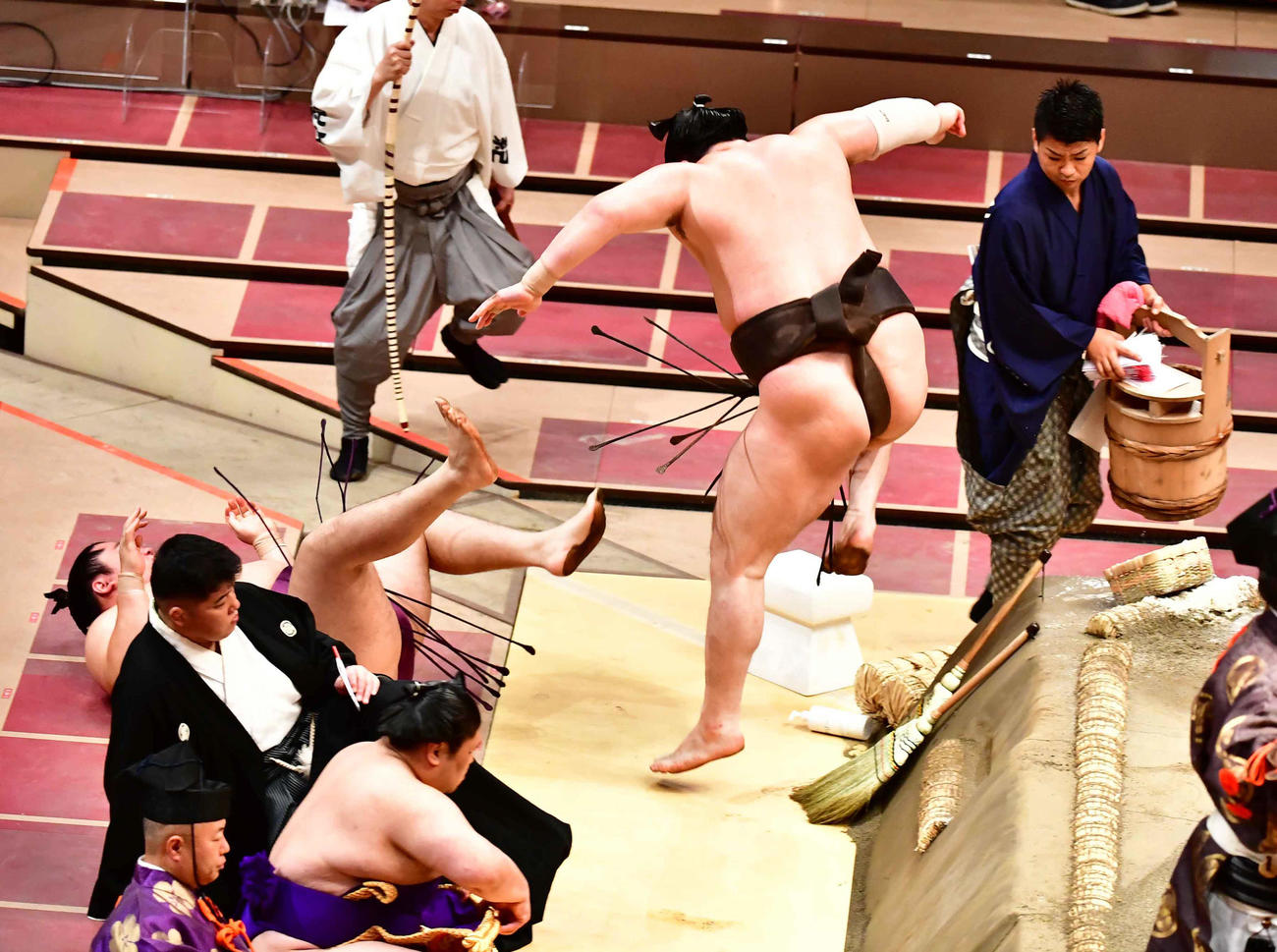 遠藤（左）を押し出しで下した白鵬は勢いあまって土俵を飛び降りる（撮影・小沢裕）