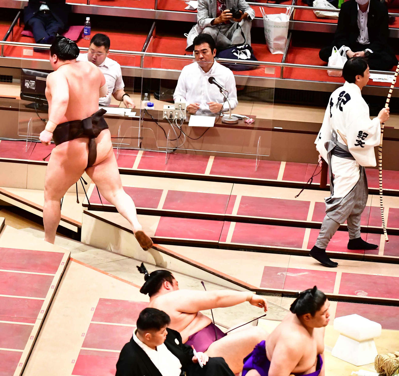 遠藤（左）を押し出しで下した白鵬は勢いあまって土俵を飛び降り花道を走る（撮影・小沢裕）