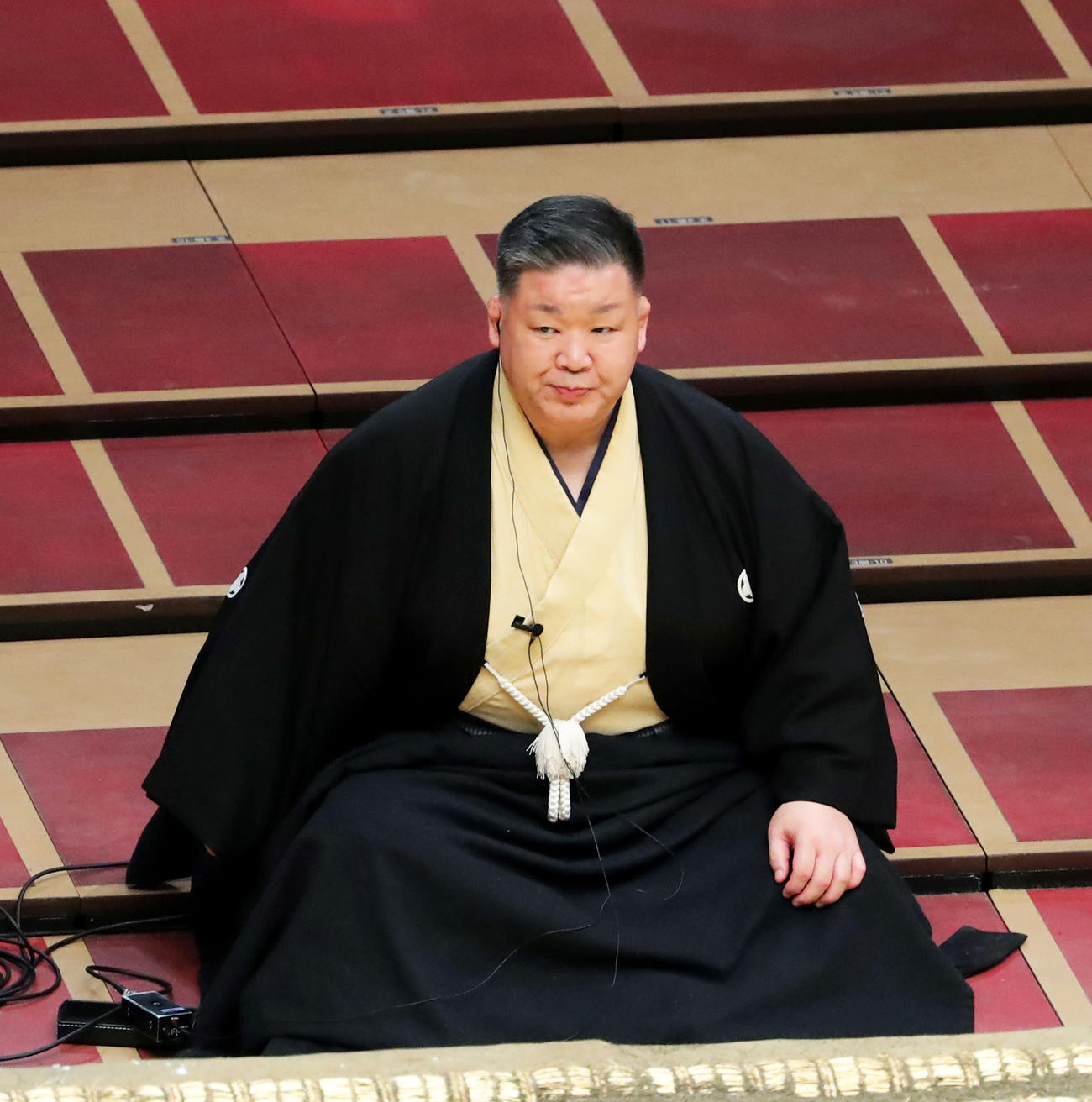 幕内取組の審判に入る高田川親方（撮影・河田真司）