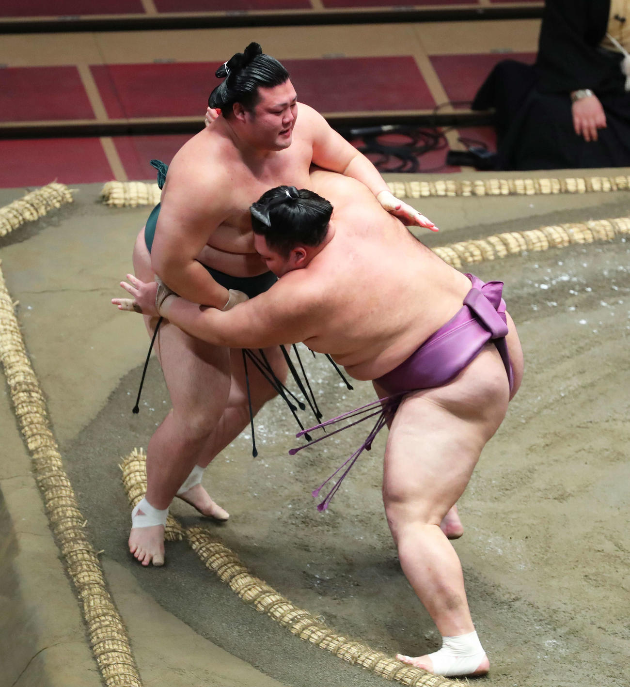 豊山（左）を寄り切りで下す朝乃山（撮影・河田真司）