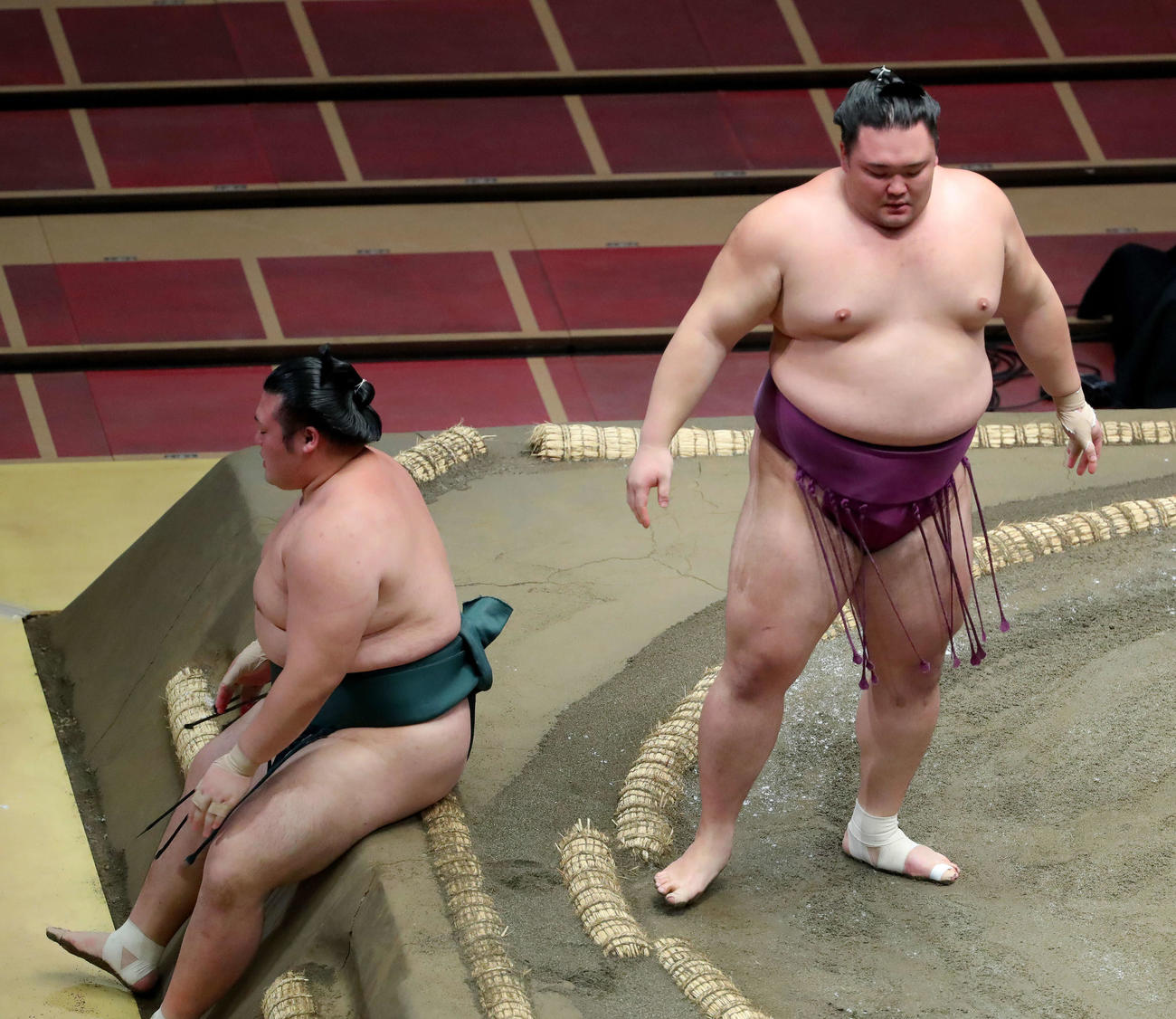 豊山（左）を寄り切りで下す朝乃山（撮影・河田真司）
