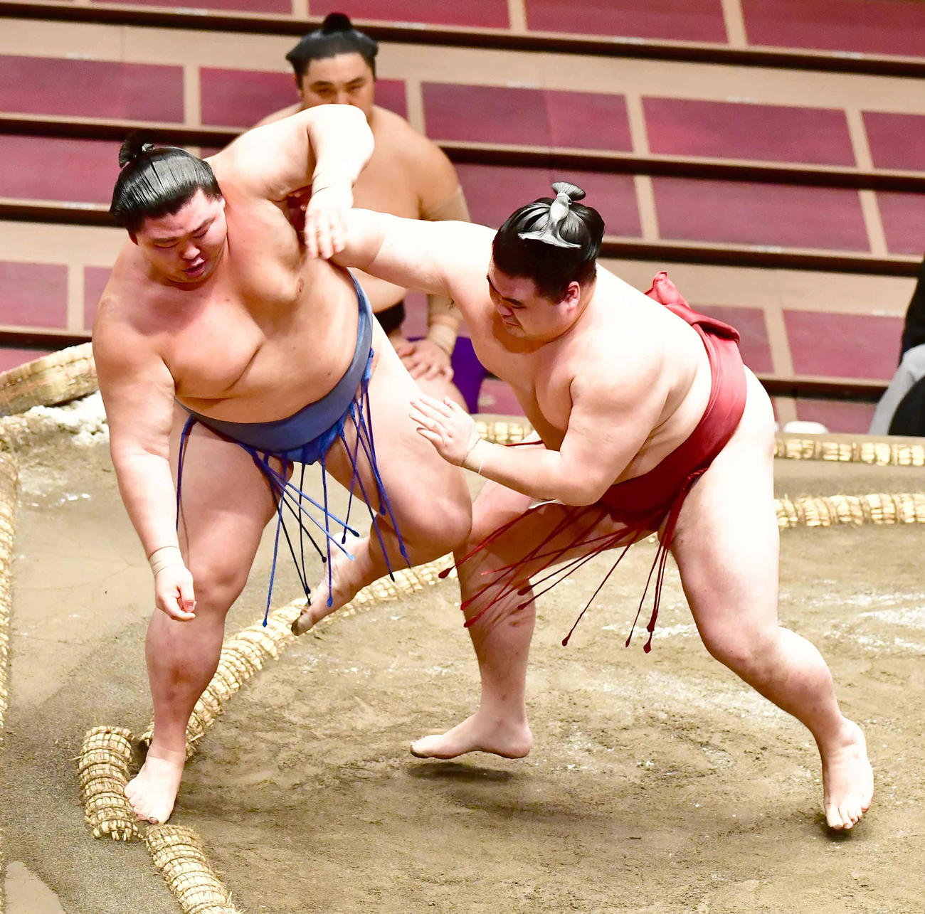 隆の勝（右）は正代を送り出しで下す（撮影・小沢裕）