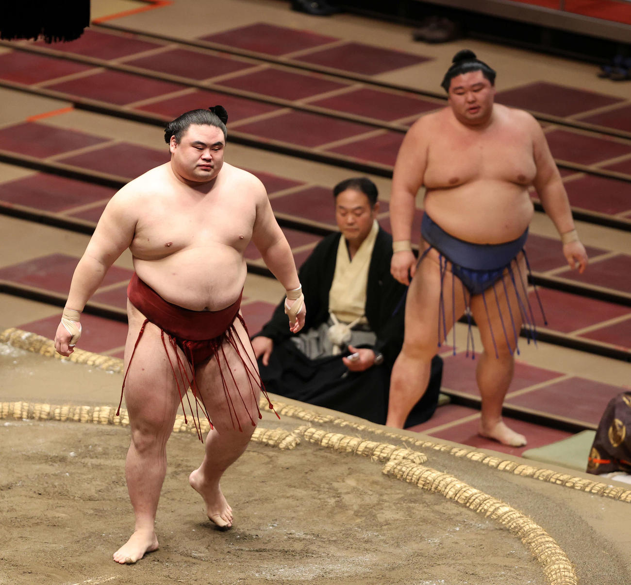 正代（右）を送り出しで破った隆の勝（撮影・鈴木正人）