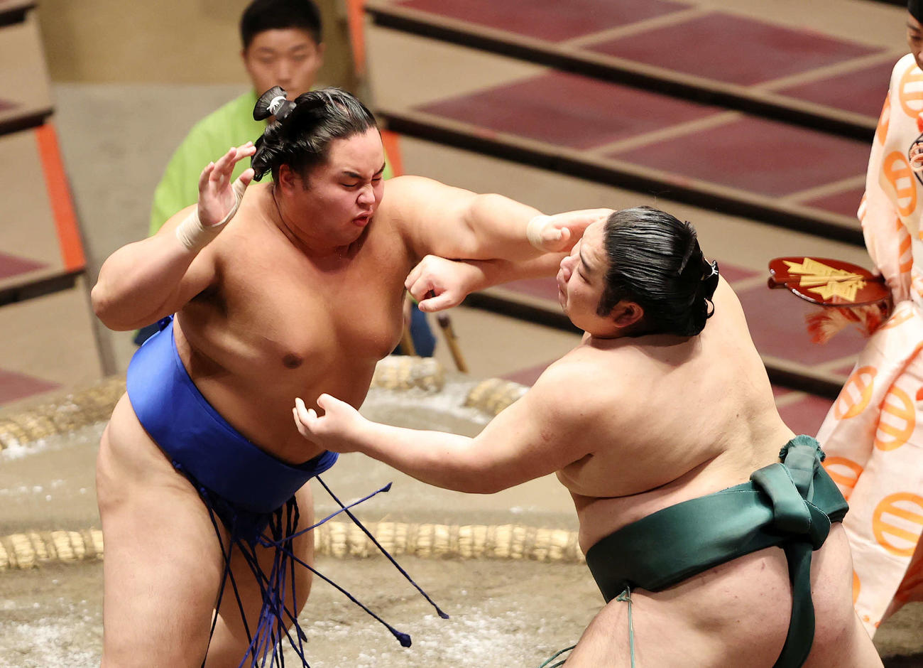 錦木（右）を激しく攻める琴勝峰（撮影・鈴木正人）