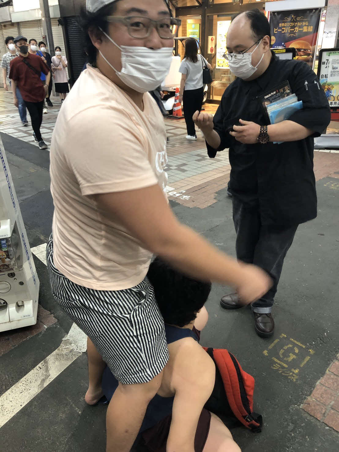 万引き犯を捕まえた元力士の芸人めっちゃ（左）（撮影・相撲芸人のキンボシ西田）
