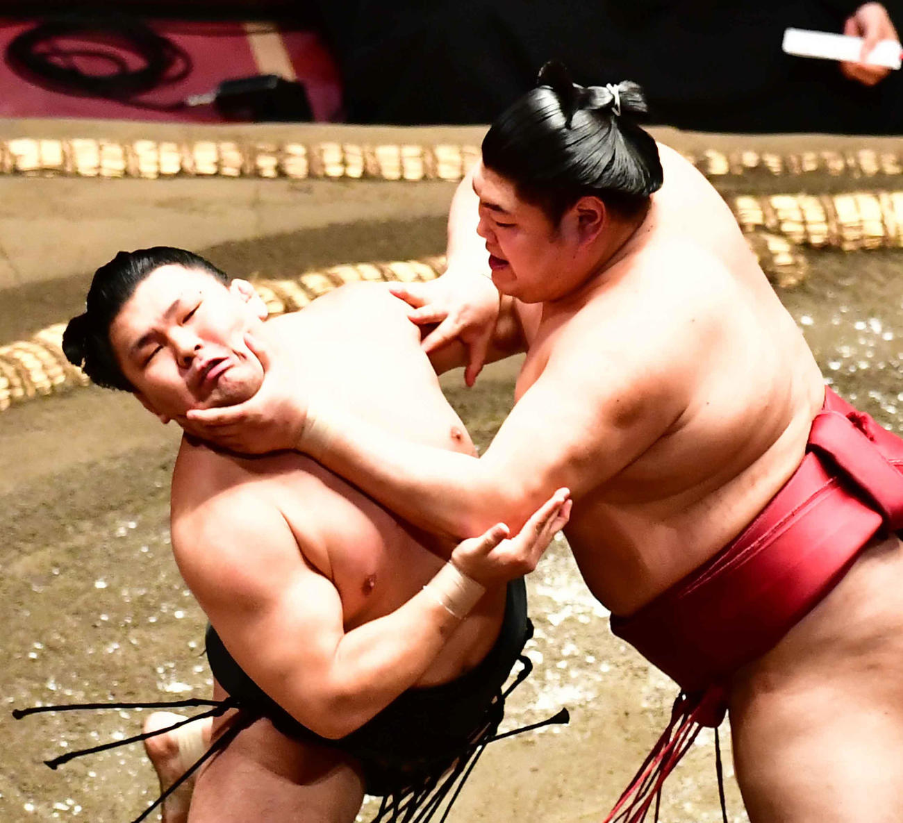 照強（左）をのど輪で攻め込む阿炎（撮影・小沢裕）