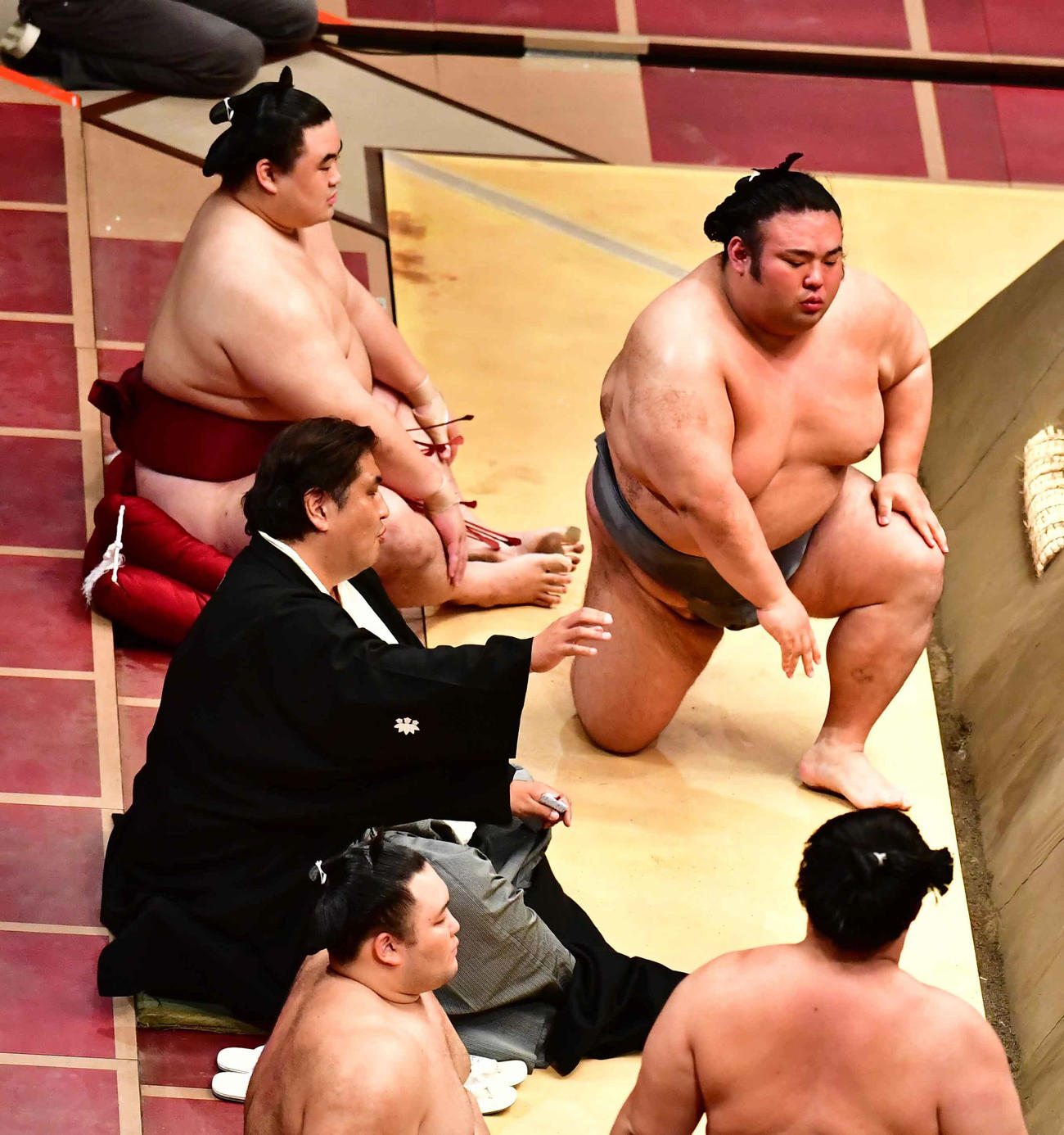貴景勝は遠藤（手前）を押し出しで下すも審判の二子山親方（左）が物言いを付け、審議となる（撮影・小沢裕）