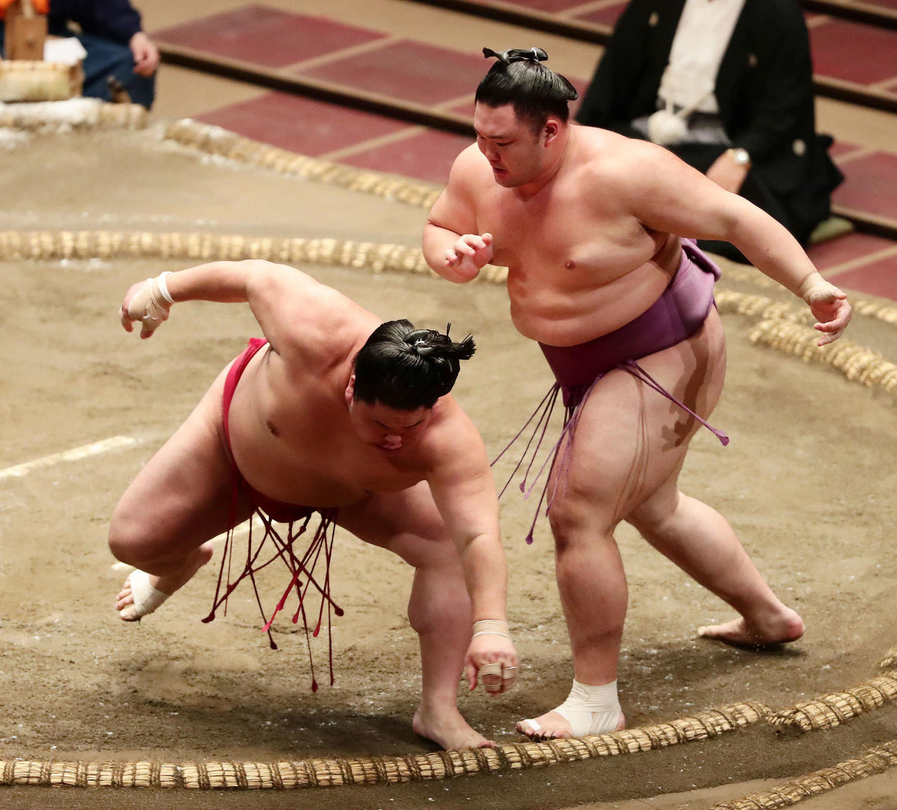大栄翔を送り出しで破った朝乃山（右）（撮影・丹羽敏通）