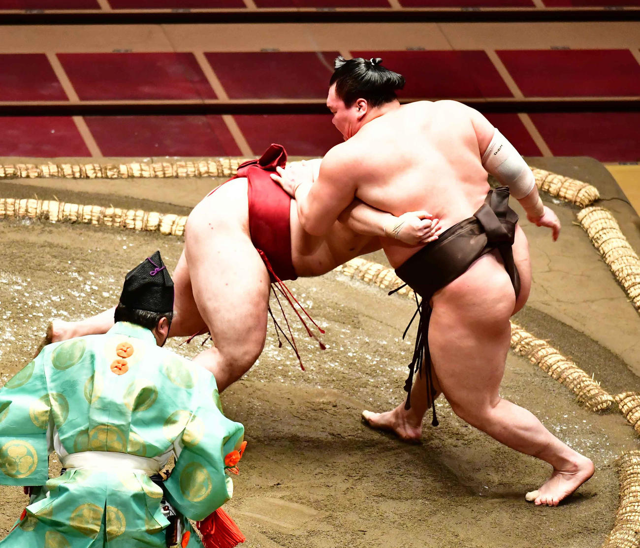 白鵬（右）は突き落としで隆の勝を下す（撮影・小沢裕）