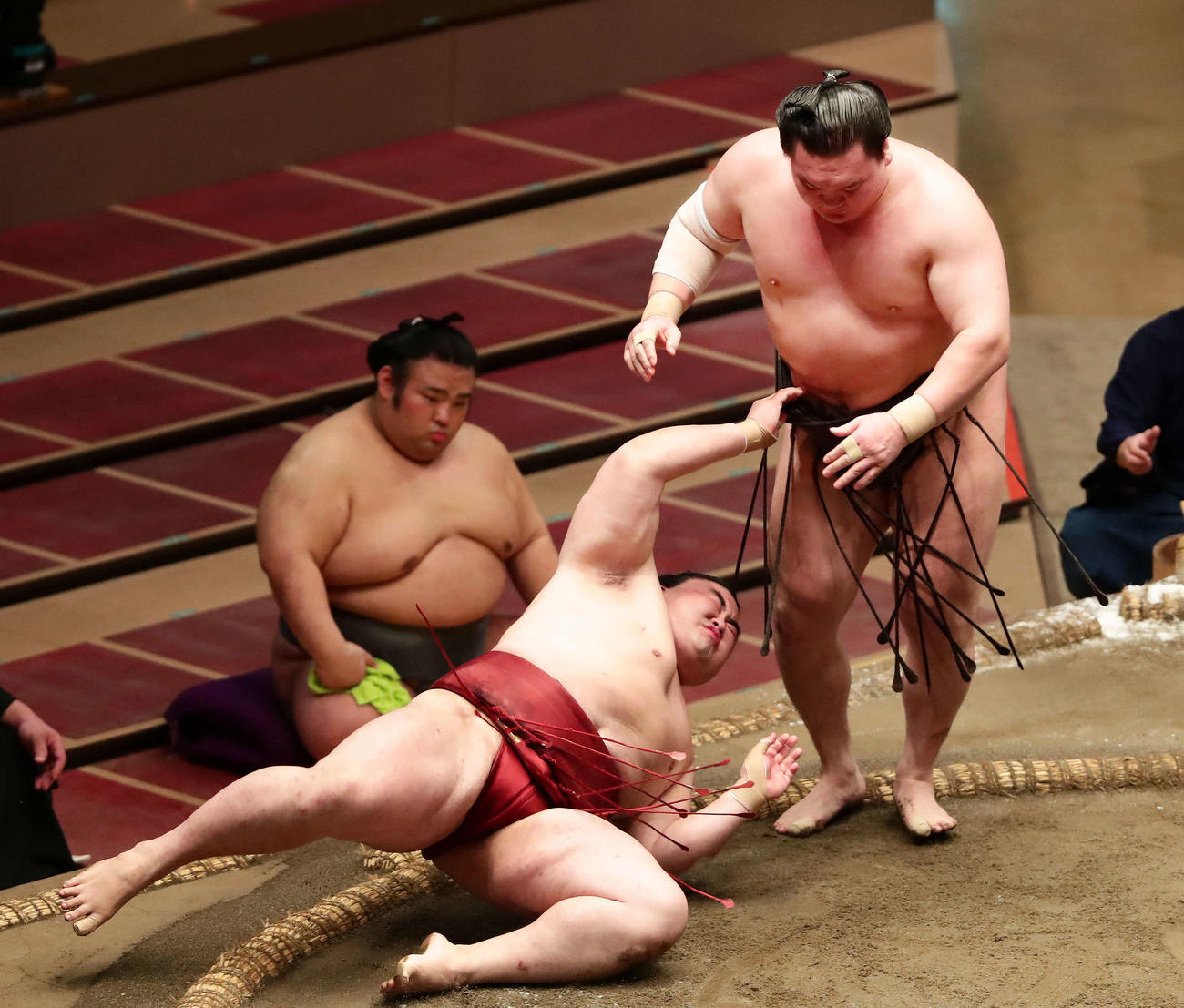 隆の勝をを突き落としで下した白鵬（右）（撮影・丹羽敏通）