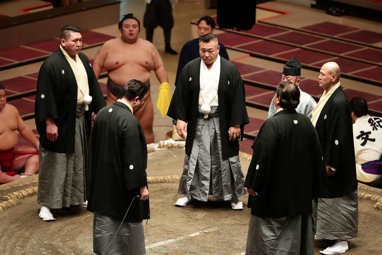 遠藤と貴景勝（奥）の一番には物言いがついた（撮影・丹羽敏通）