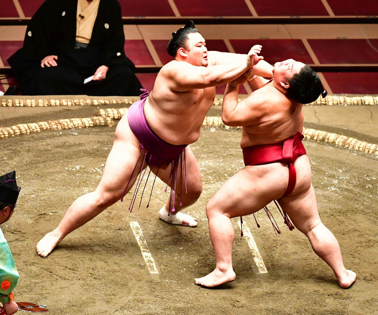 大栄翔（右）を激しい突き押しで攻める朝乃山（撮影・小沢裕）