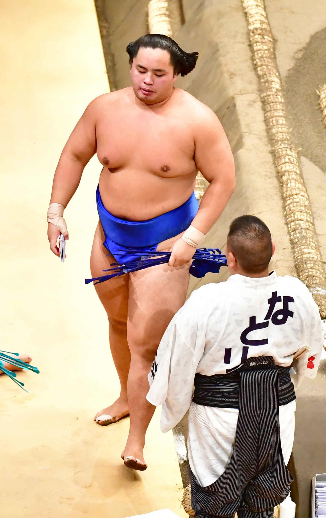 懸賞を手にする琴勝峰（撮影・小沢裕）