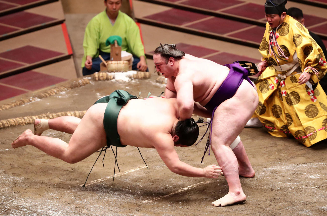 錦木をはたき込みで破って栃ノ心（右）（撮影・丹羽敏通）