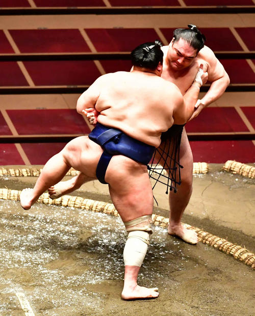 北勝富士（左）は竜電を押し出しで下す（撮影・小沢裕）