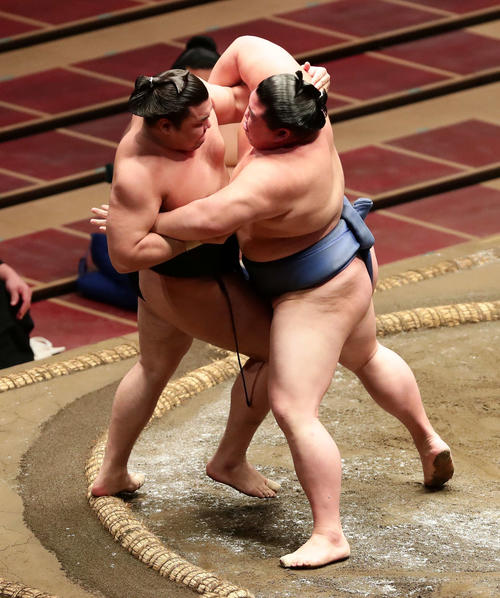 霧馬山を寄り切りで破った正代（右）（撮影・丹羽敏通）