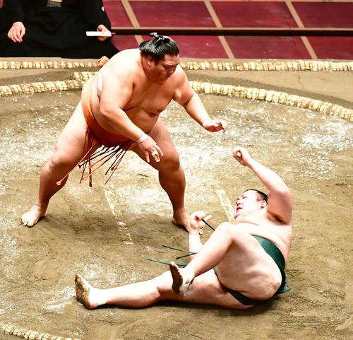 御嶽海（左）は豊山を突き落としで下す（撮影・小沢裕）