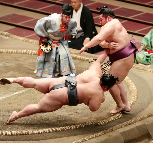 遠藤を押し出しで破った貴景勝（左）（撮影・丹羽敏通）