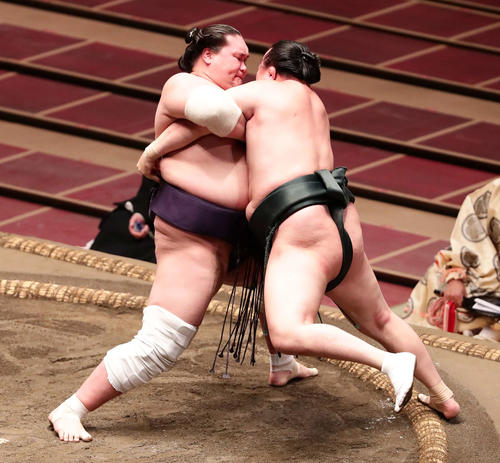 千代翔馬を極めだしで破った照ノ富士（撮影・丹羽敏通）