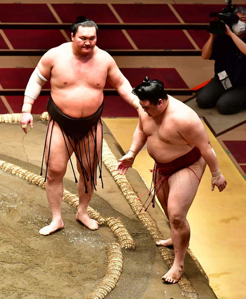 白鵬（左）は隆の勝の健闘をたたえるように隆の勝の体に触れる（撮影・小沢裕）
