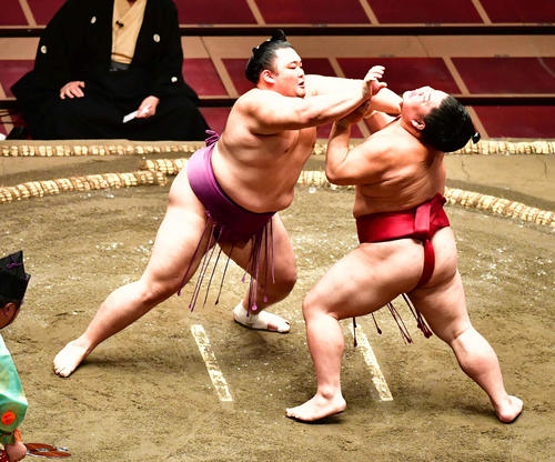 大栄翔（右）を激しい突き押しで攻める朝乃山（撮影・小沢裕）