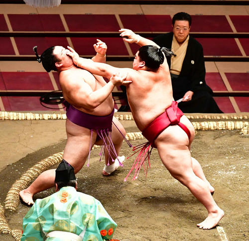 大栄翔（右）の激しい突き押しで土俵際へ追い込まれる朝乃山（撮影・小沢裕）