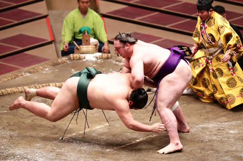 錦木をはたき込みで破って栃ノ心（右）（撮影・丹羽敏通）