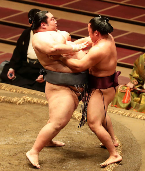石浦を押し出しで破った徳勝龍（左）（撮影・丹羽敏通）