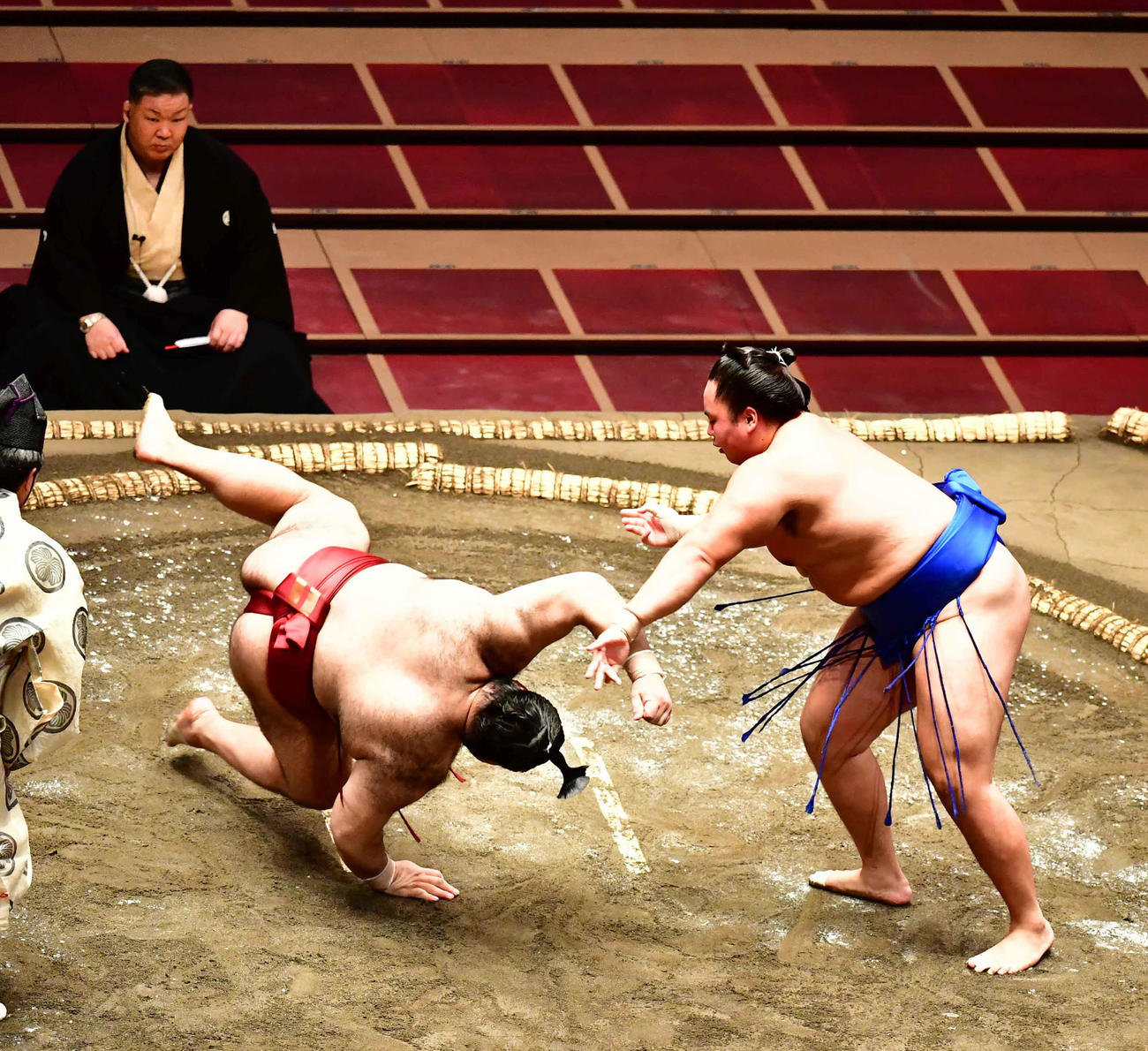 琴勝峰（右）は高安をはたき込みで下す（撮影・小沢裕）