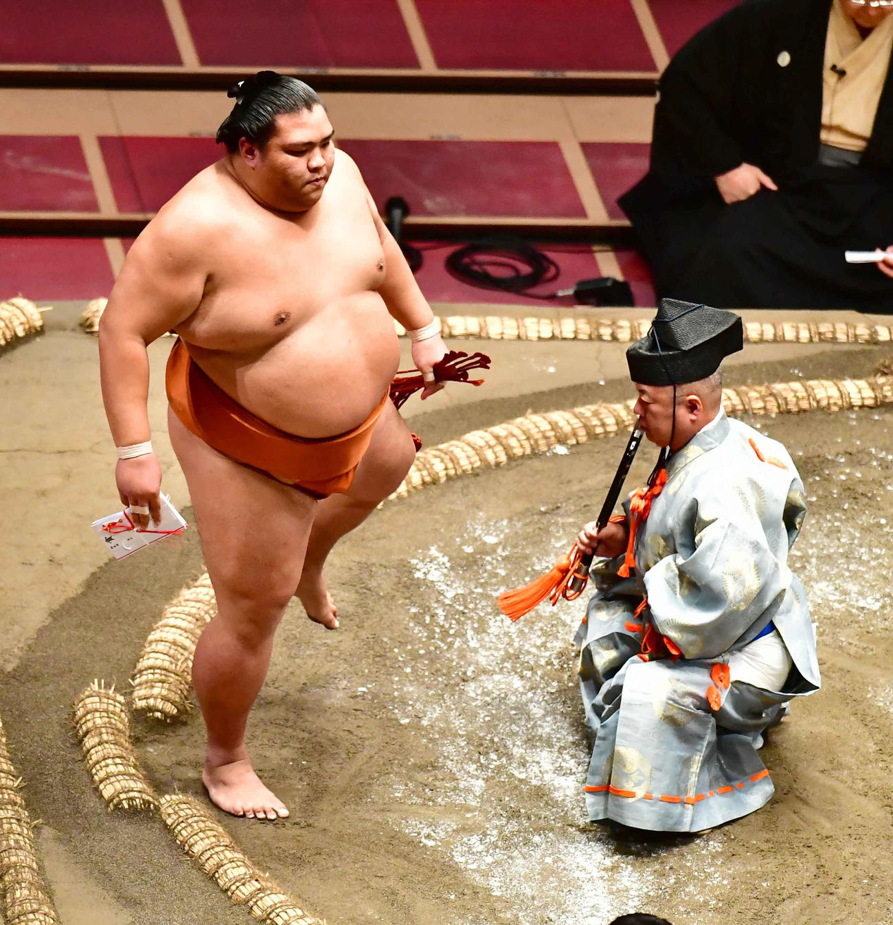 懸賞を手にする御嶽海（撮影・小沢裕）