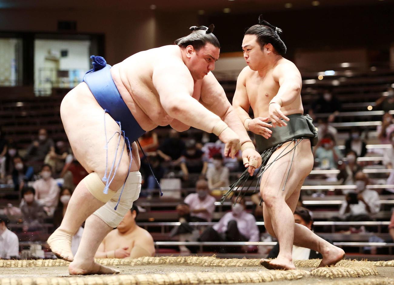 碧山（左）を突き落としで破る炎鵬（撮影・鈴木正人）