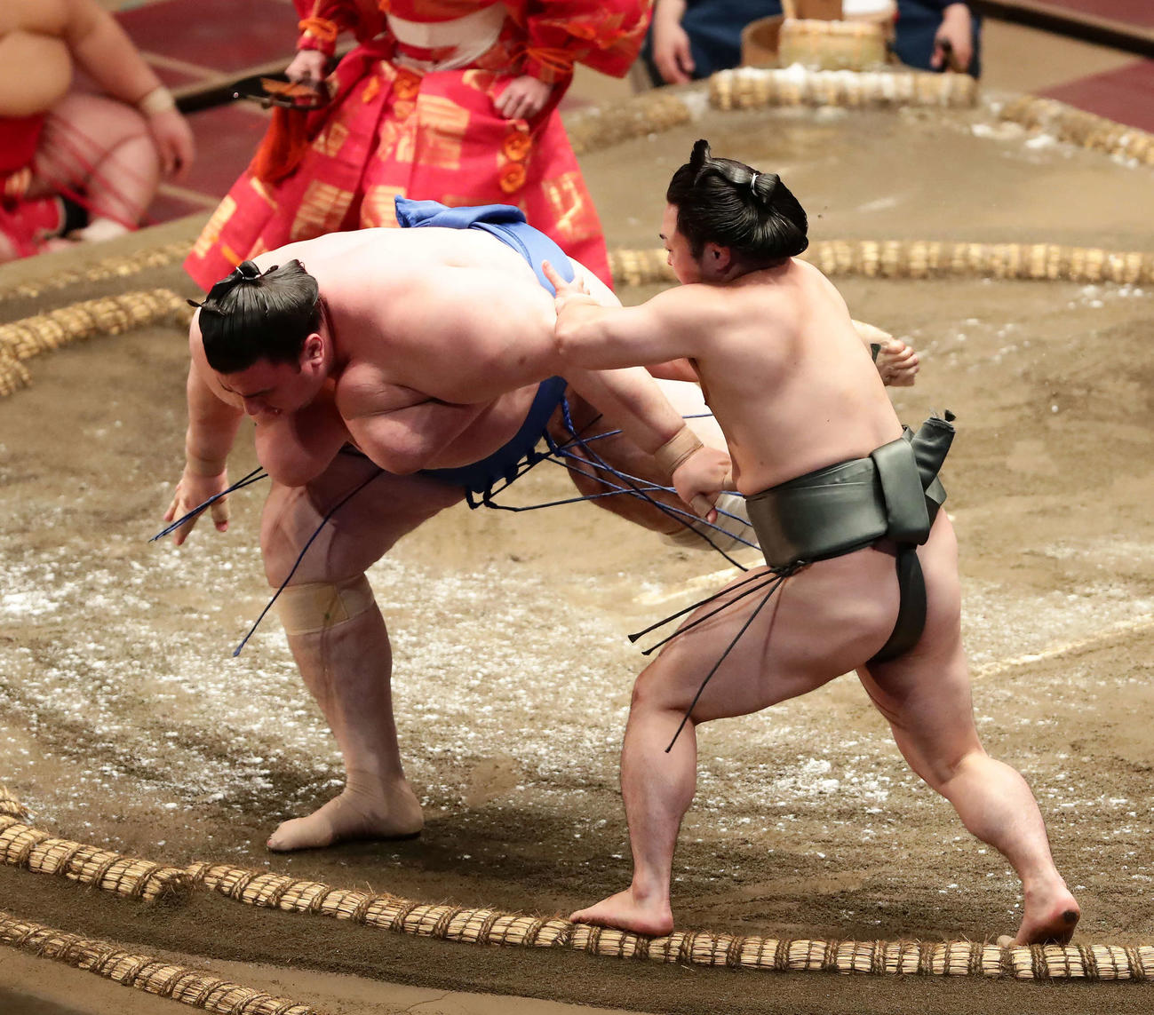 碧山を突き落としで破った炎鵬（右）（撮影・丹羽敏通）