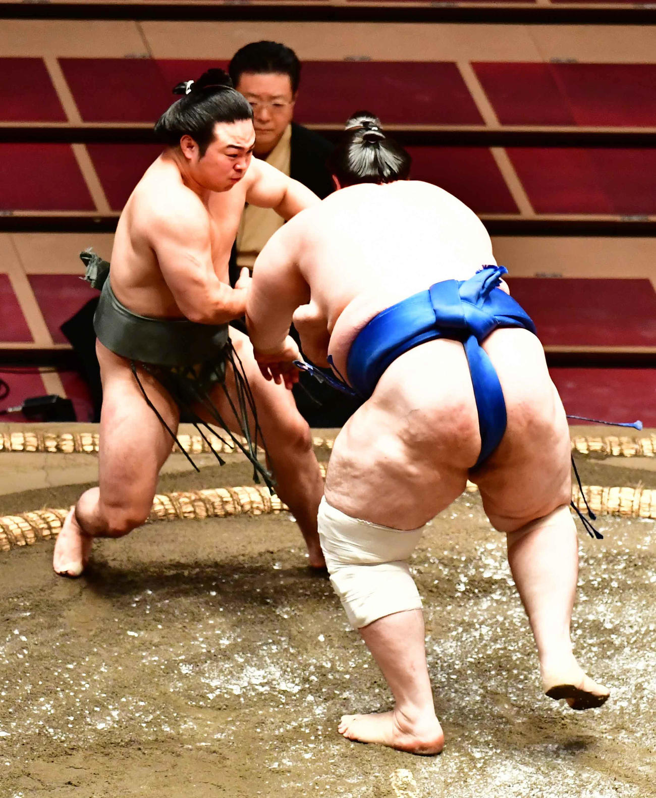 炎鵬（左）は突き落としで碧山を下す（撮影・小沢裕）