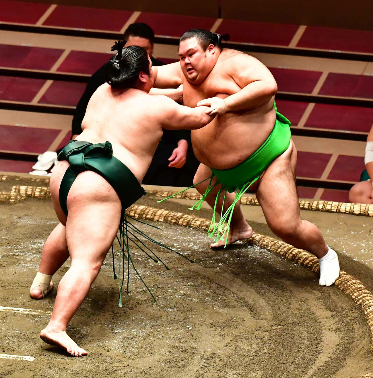 錦木（左）は千代丸を押し出しで下す（撮影・小沢裕）