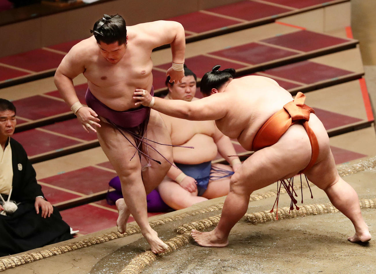 御嶽海（右）に押し出しで敗れた遠藤（左）（撮影・丹羽敏通）
