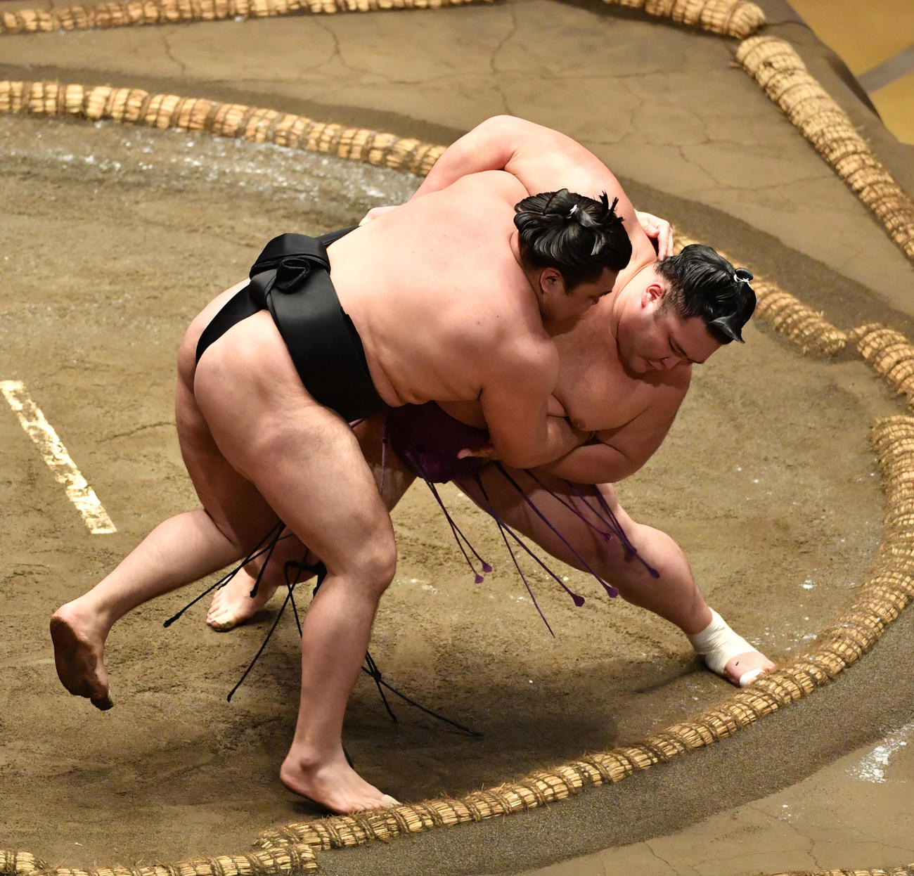 朝乃山（右）は霧馬山を寄り切りで破る（撮影・柴田隆二）