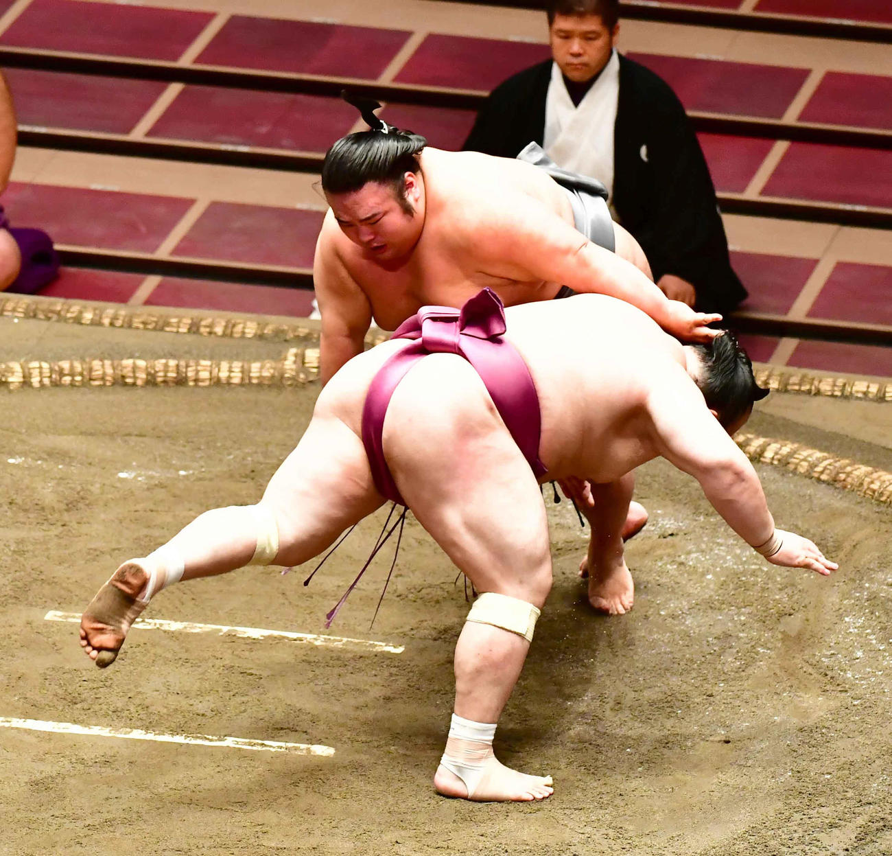 貴景勝は宝富士（手前）をはたき込みで下す（撮影・小沢裕）