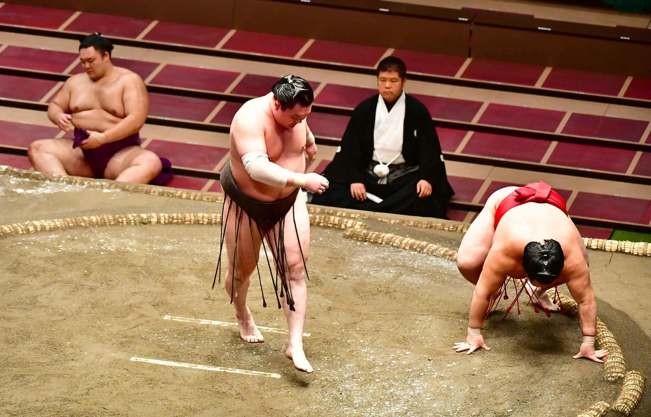 白鵬は上手出し投げで阿武咲（右）を下す。左は朝乃山（撮影・小沢裕）