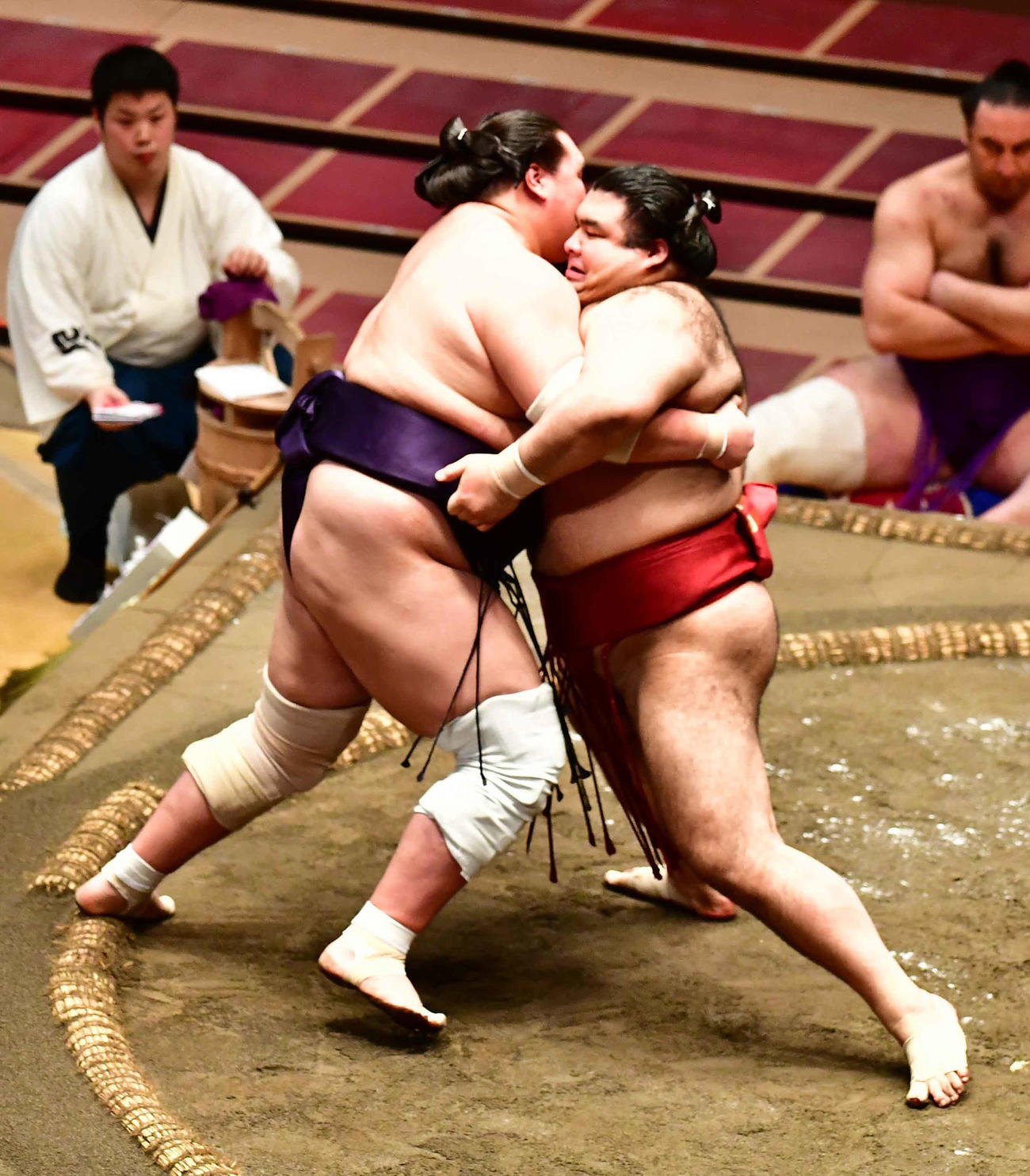 高安（右）は照ノ富士を押し出しで下す（撮影・小沢裕）