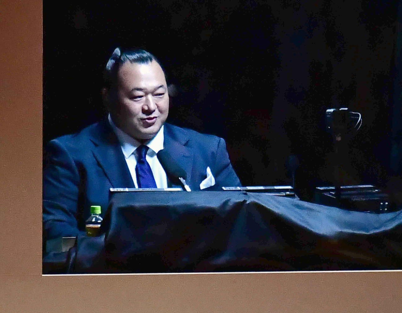 放送席で解説する元豊ノ島の井筒親方（撮影・小沢裕）