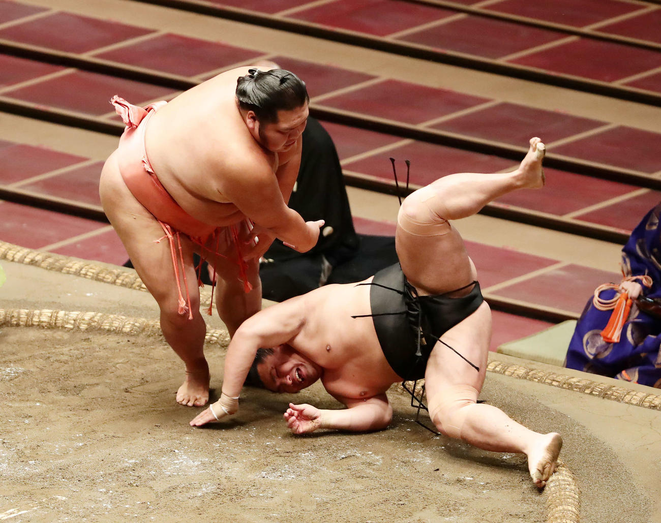 照強を上手投げで破った千代大龍（左）（撮影・丹羽敏通）