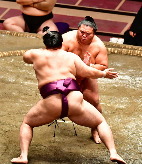 立ち合いで遠藤（左）を突き押しで攻める御嶽海（撮影・小沢裕）