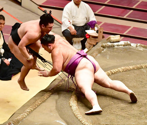 朝乃山（右）は霧馬山を寄り切りで下す（撮影・小沢裕）