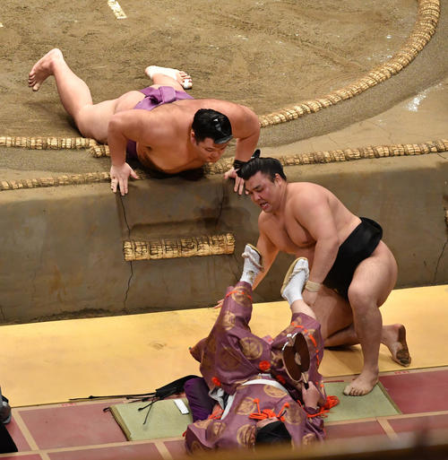 朝乃山（上）は霧馬山を寄り切りで破る。行司が霧馬山と激突し倒れる（撮影・柴田隆二）