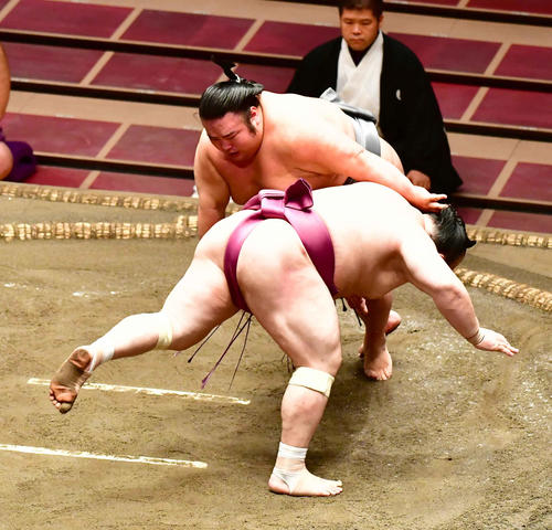 貴景勝は宝富士（手前）をはたき込みで下す（撮影・小沢裕）