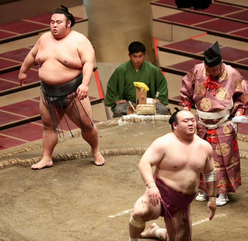 宝富士を破った貴景勝（左）（撮影・丹羽敏通）