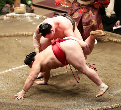 上手出し投げで阿武咲を下した白鵬（撮影・丹羽敏通）
