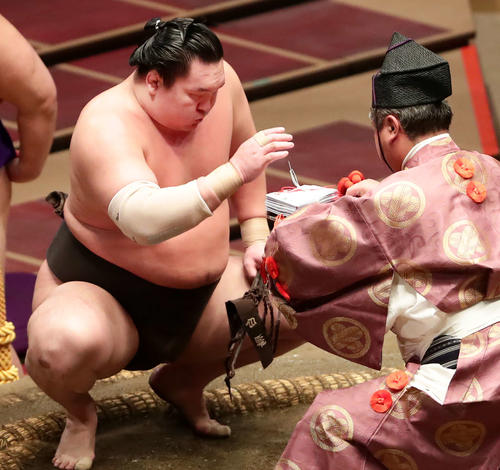 勝ち名乗りを受ける白鵬（撮影・丹羽敏通）
