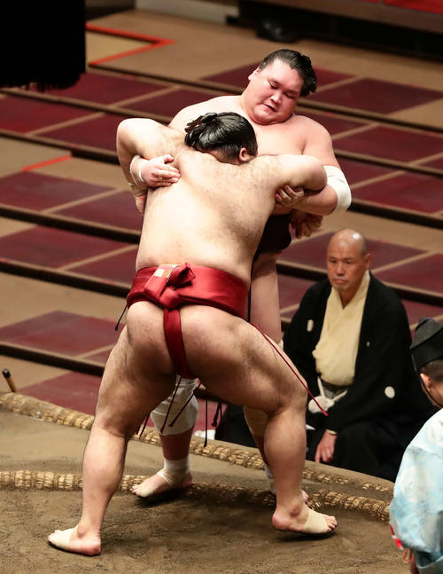 高安（手前）に寄り切りで敗れた照ノ富士（撮影・丹羽敏通）