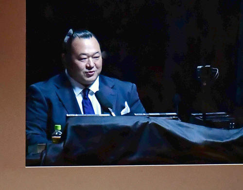放送席で解説する元豊ノ島の井筒親方（撮影・小沢裕）